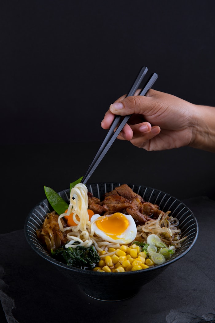 料理を取り分けるひととき